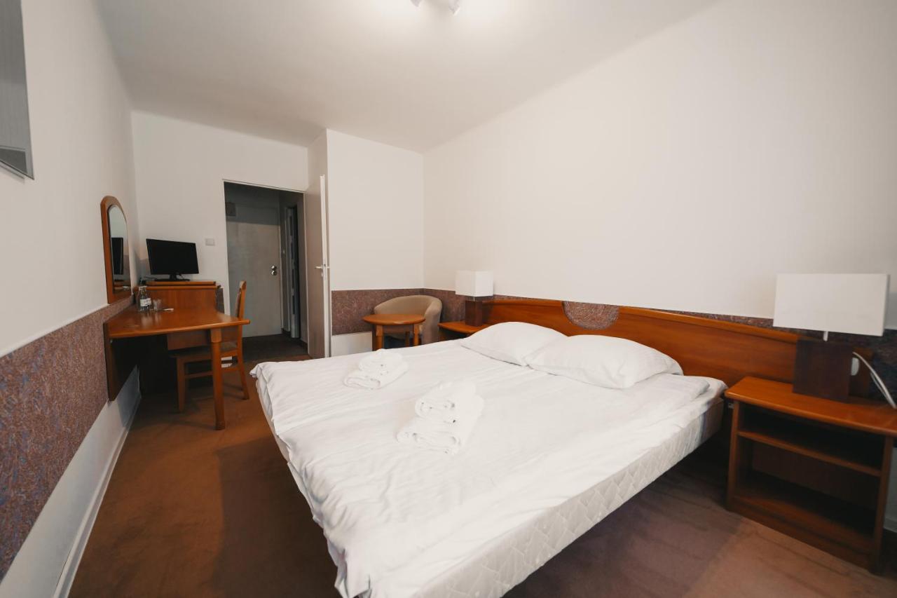 Elita Hotel & Restauracja Iwonicz-Zdrój Екстериор снимка